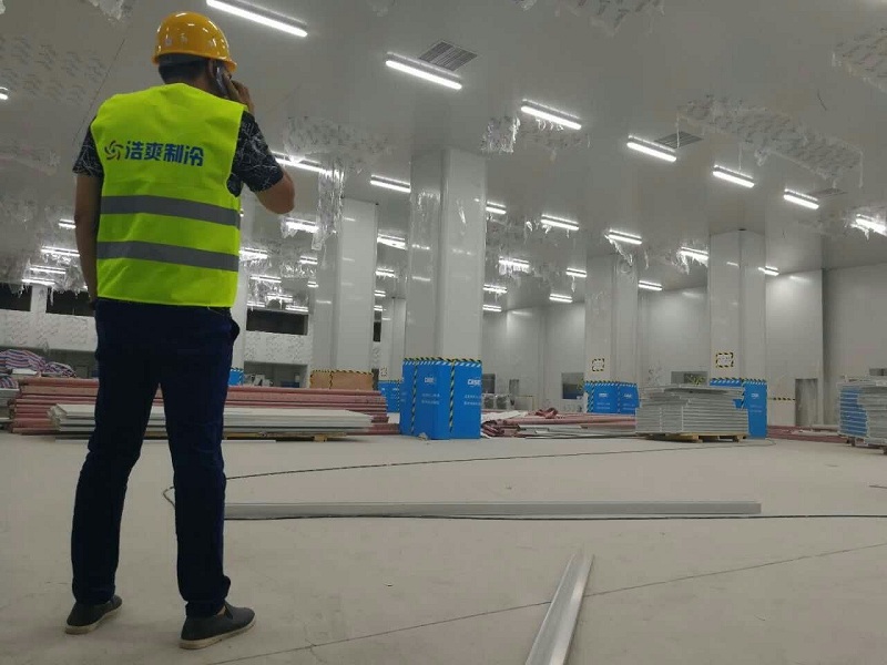 浩爽工程师视察周黑鸭冷库工程施工情况