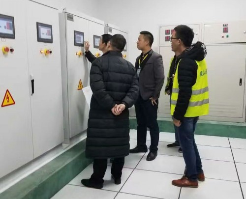浩爽制冷工作人员正在进行冷库系统验收检测