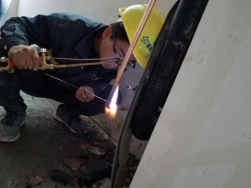 浩爽制冷工程师在安全认真的施工