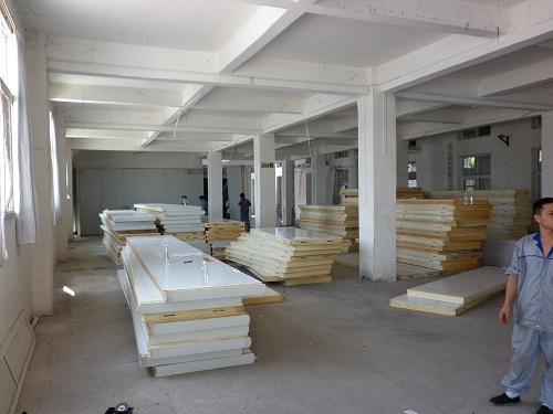 浩爽工作人员正在建造冷库