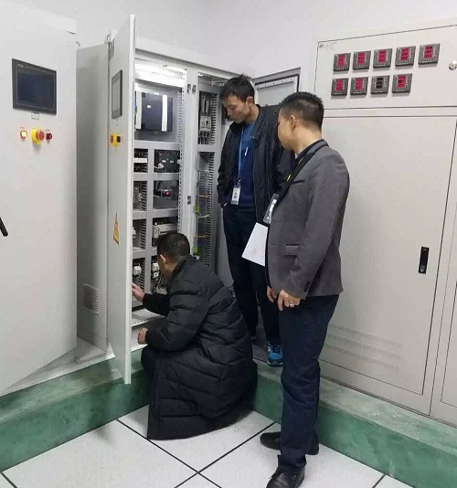 浩爽工程师正在检修冷库设备