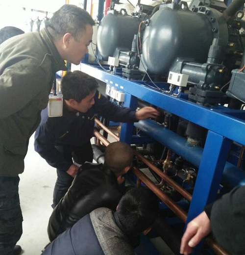 浩爽维修工程师正在检修压缩机组