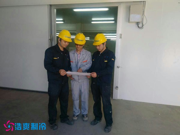 浩爽的工程技术人员正在交流冷库工程管路走向问题