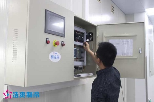 工程师正在检查相关设备