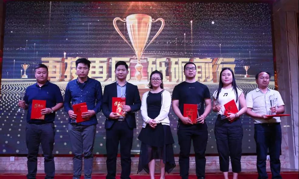 图示：为浩爽优秀员工颁奖