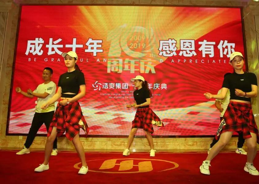 图示：浩爽员工在表演舞蹈《失恋阵线联盟》