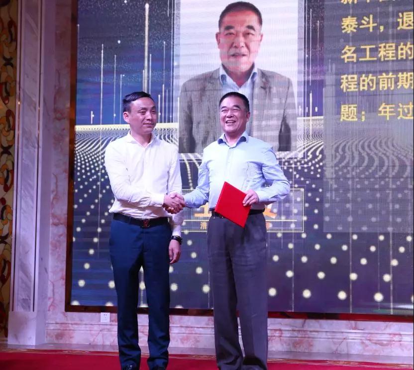 李勇为王树友工程师颁奖