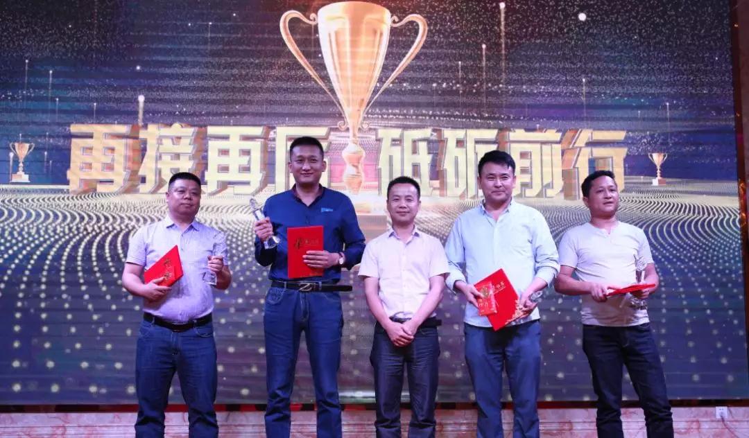 李涛为浩爽优秀员工颁奖