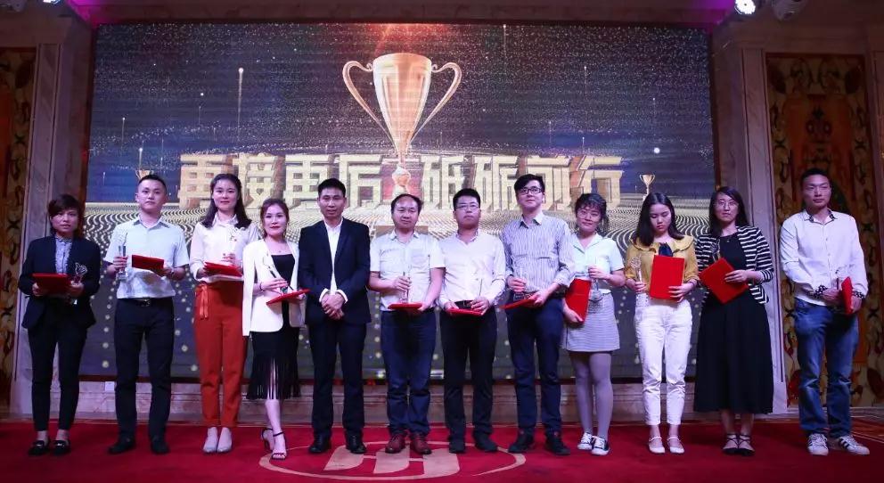 图示：为浩爽优秀员工颁奖