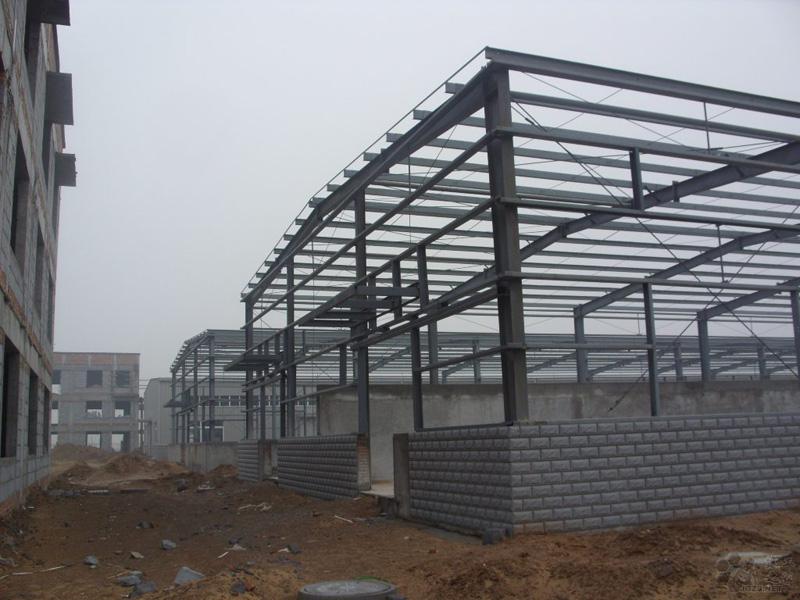正在建造的钢结构冷库