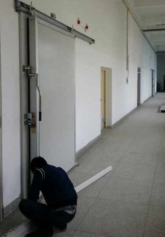 图为马应龙药品阴凉库库门实拍