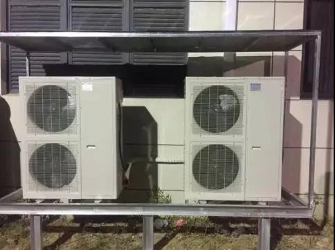 两台谷轮风冷压缩机组一备一用