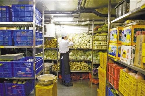 图为某食堂蔬菜冷库实拍
