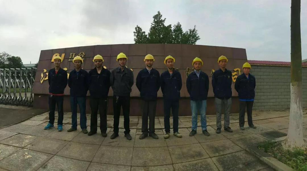 图为浩爽制冷安装师傅们的合影