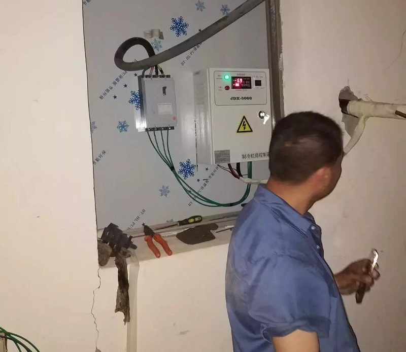 图为安装师傅正在调试组机控制箱