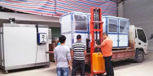 图为工作人员正在卸货