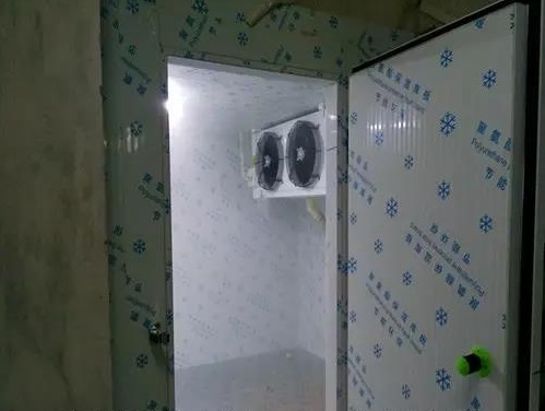 图为冰淇淋原料冷库内部冷风机实拍