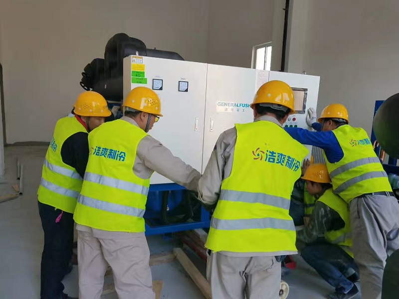 图为浩爽工人正在安装压缩机组