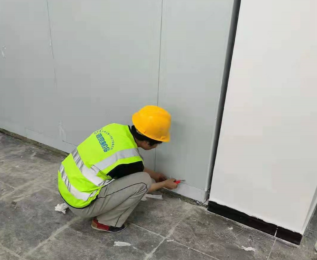 图为浩爽工人正在清理库板保护膜