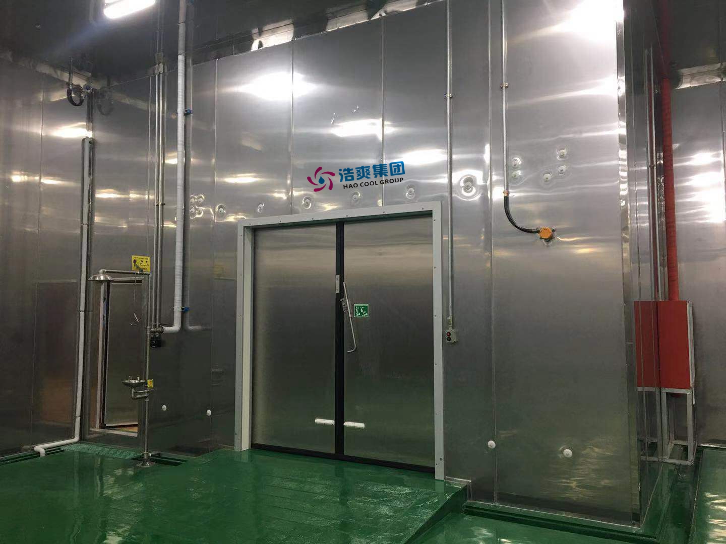 图为电子防爆冷库内部实拍