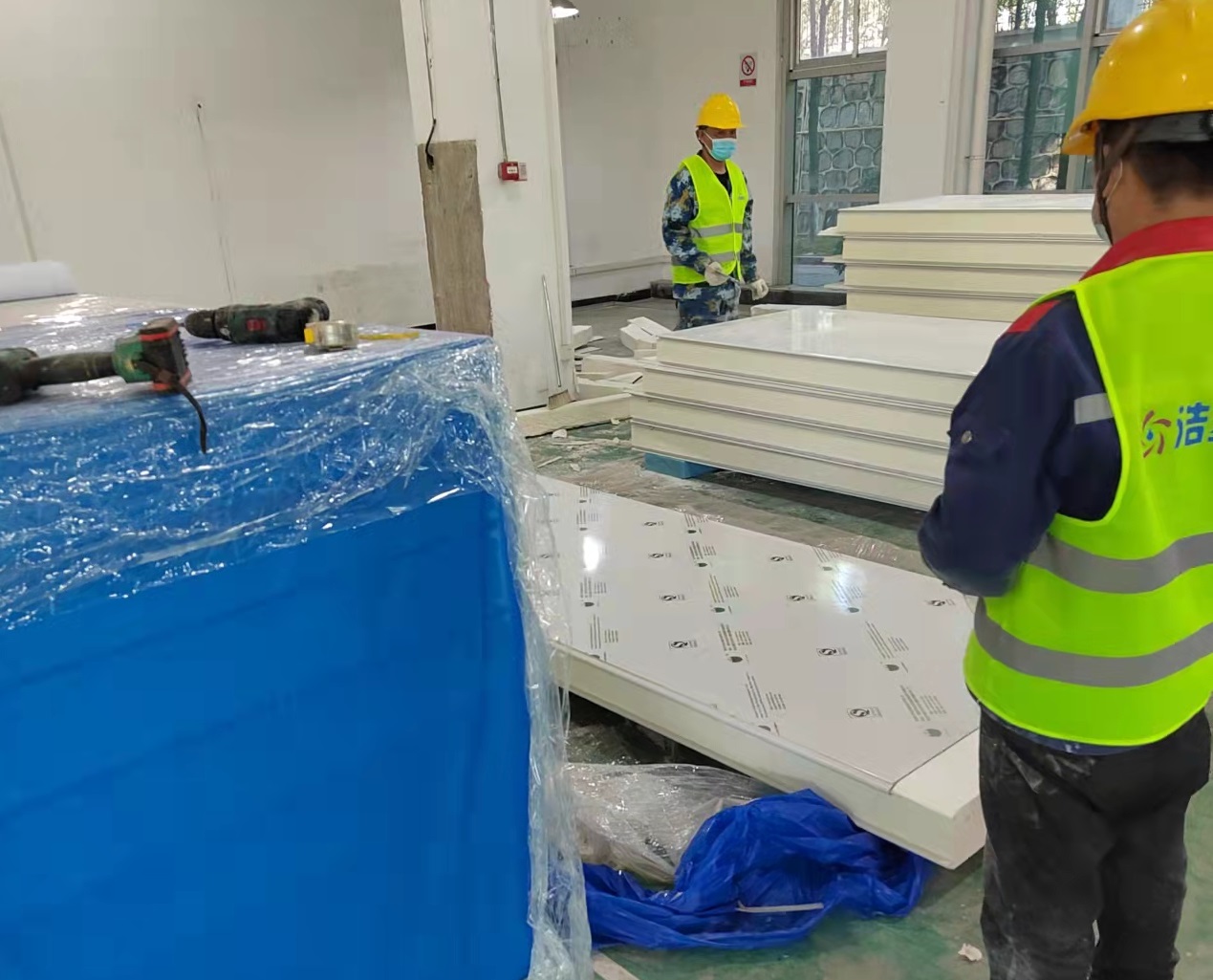 图为浩爽工人正在搭建库板