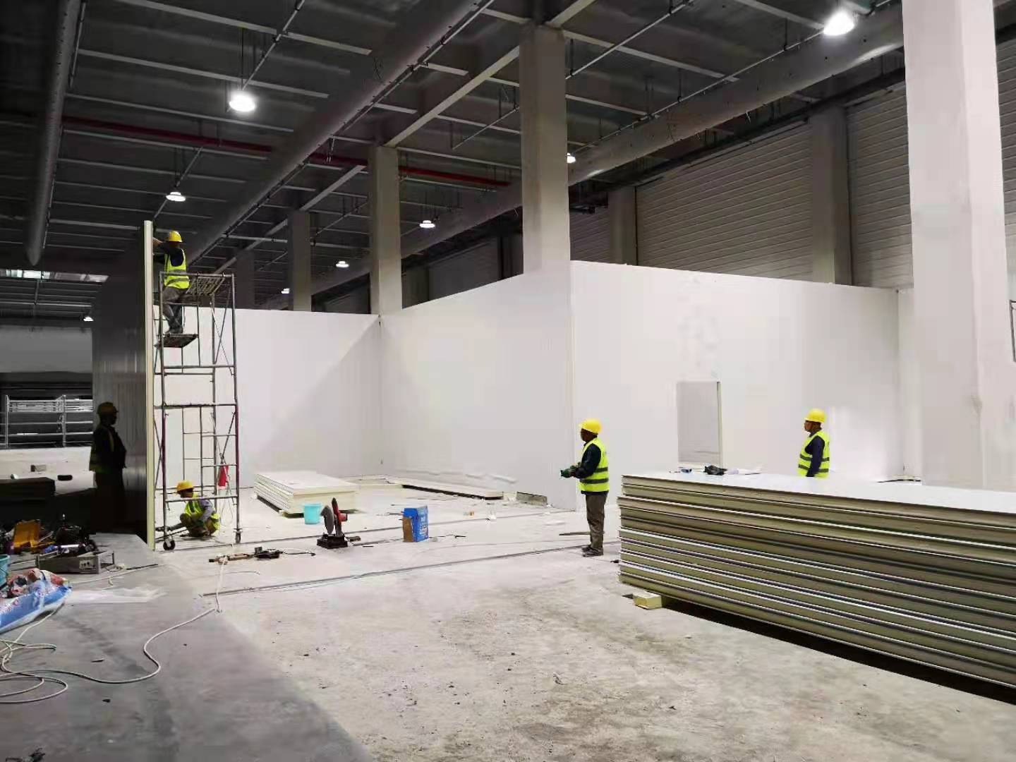 图为浩爽工人正在搭建库板