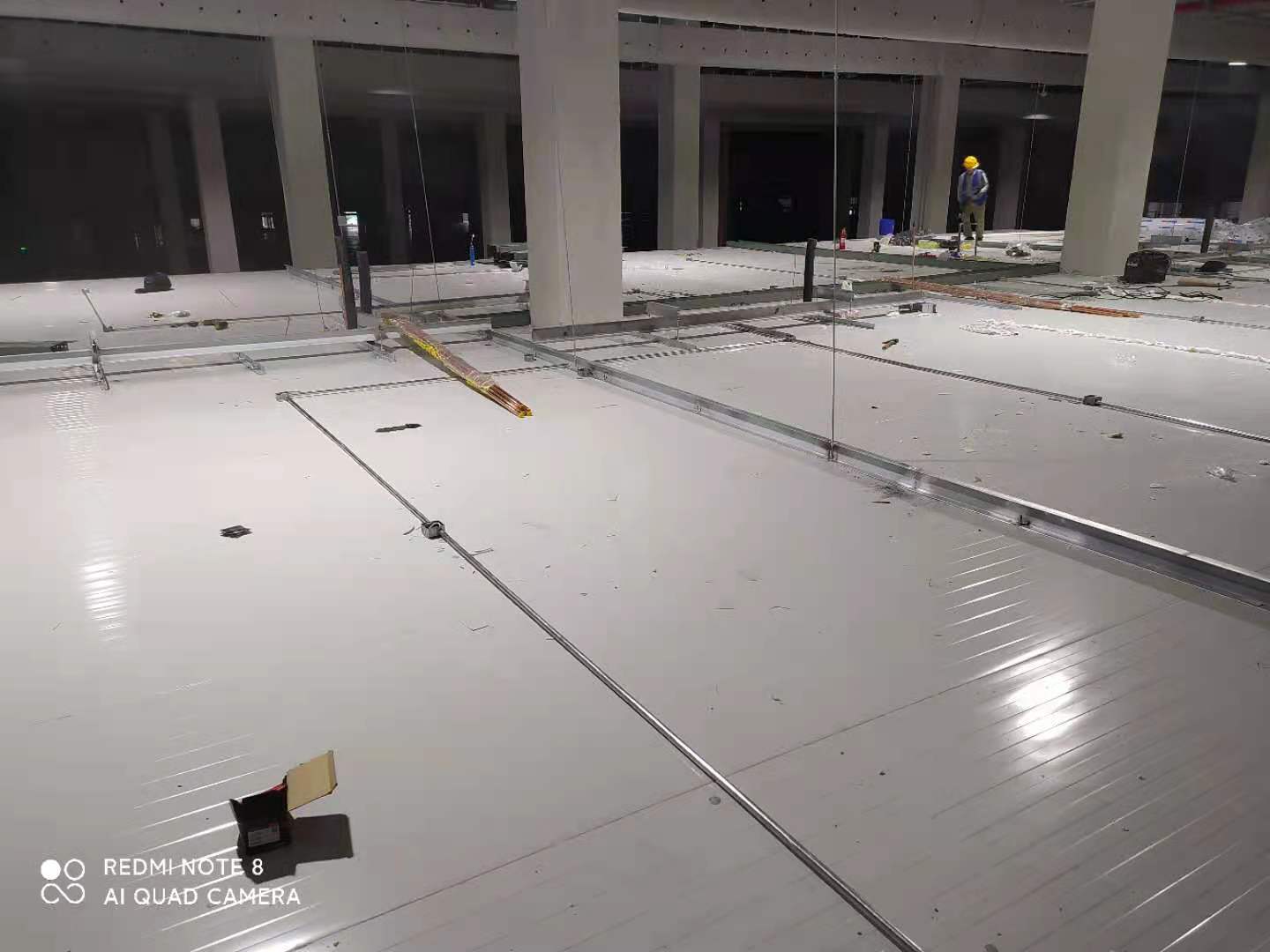 图为冷库顶部施工实拍