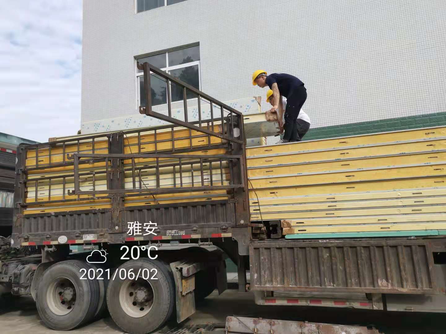 图为浩爽工人正在卸库板
