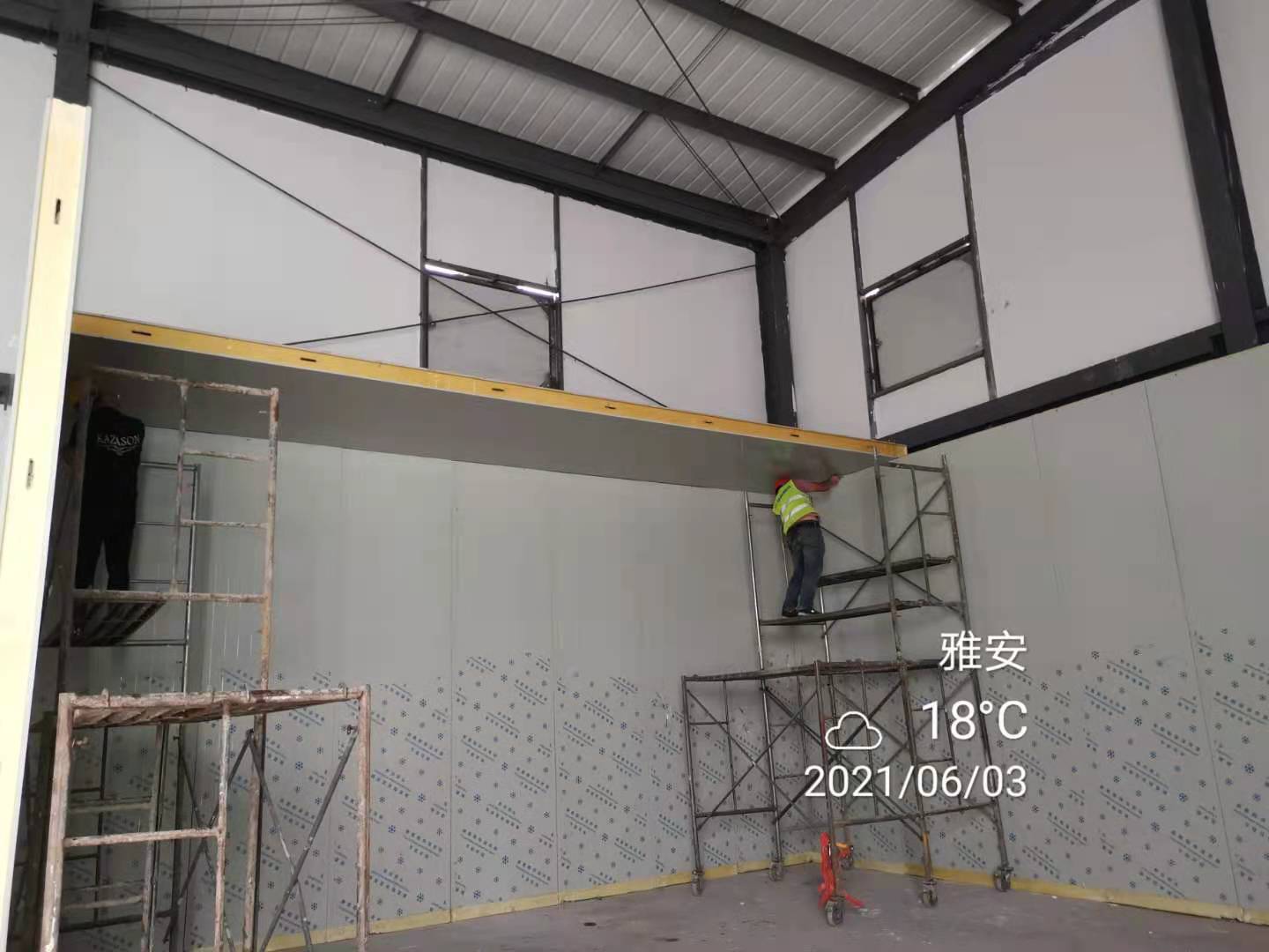 图为浩爽工人正在搭建库板