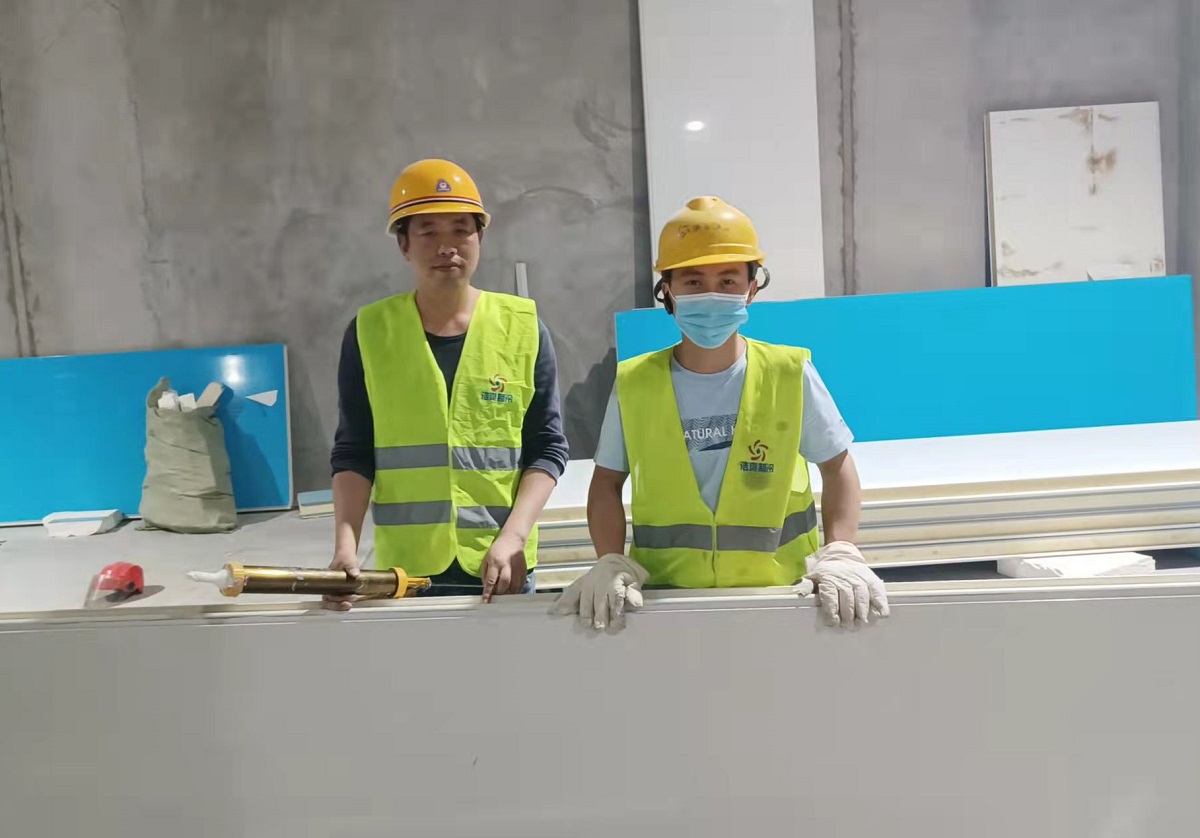 图为浩爽工人正在搭建库板
