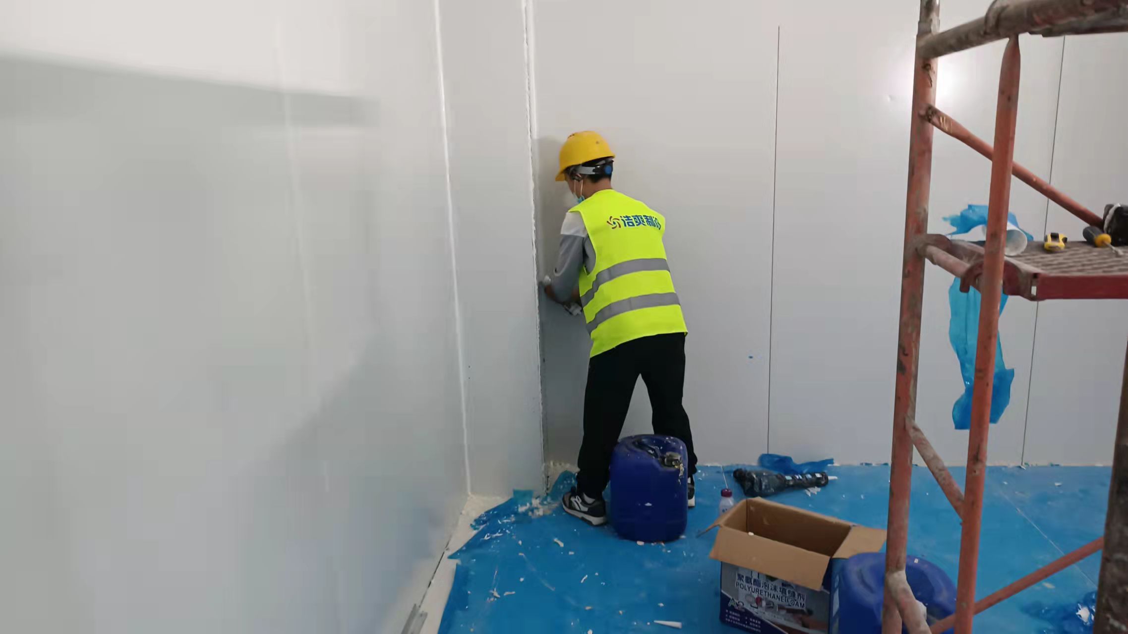 图为浩爽工人正在打胶