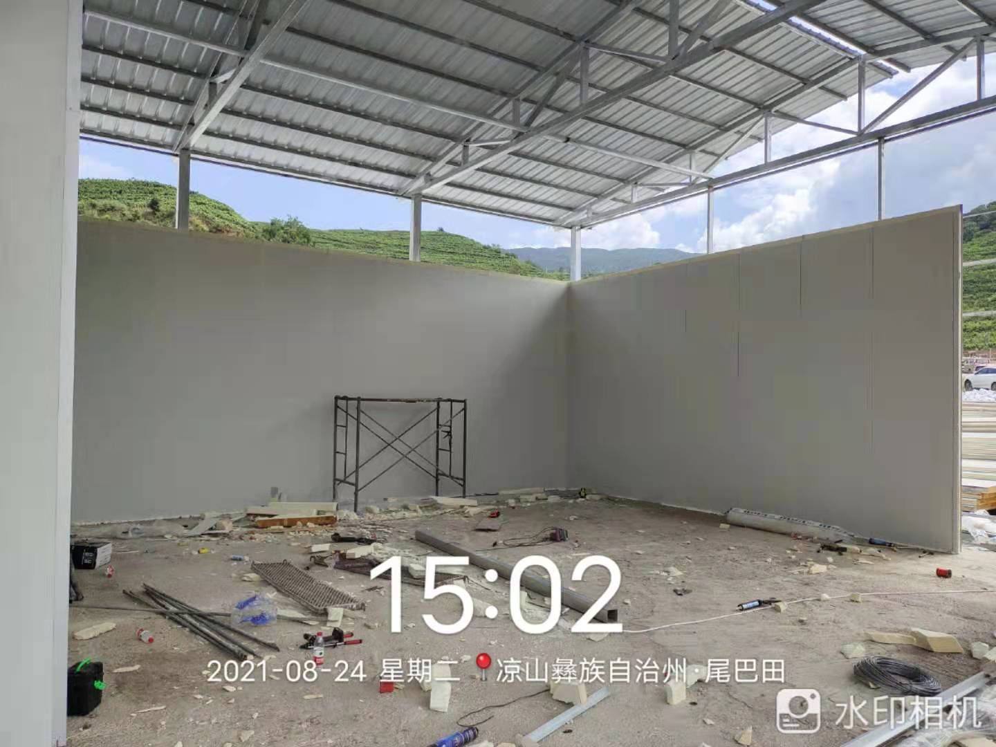 图为正在搭建库板