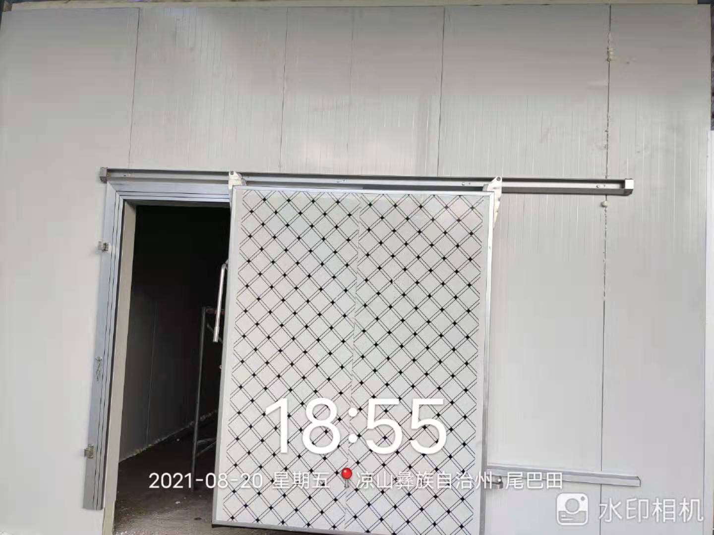 图为正在安装库门