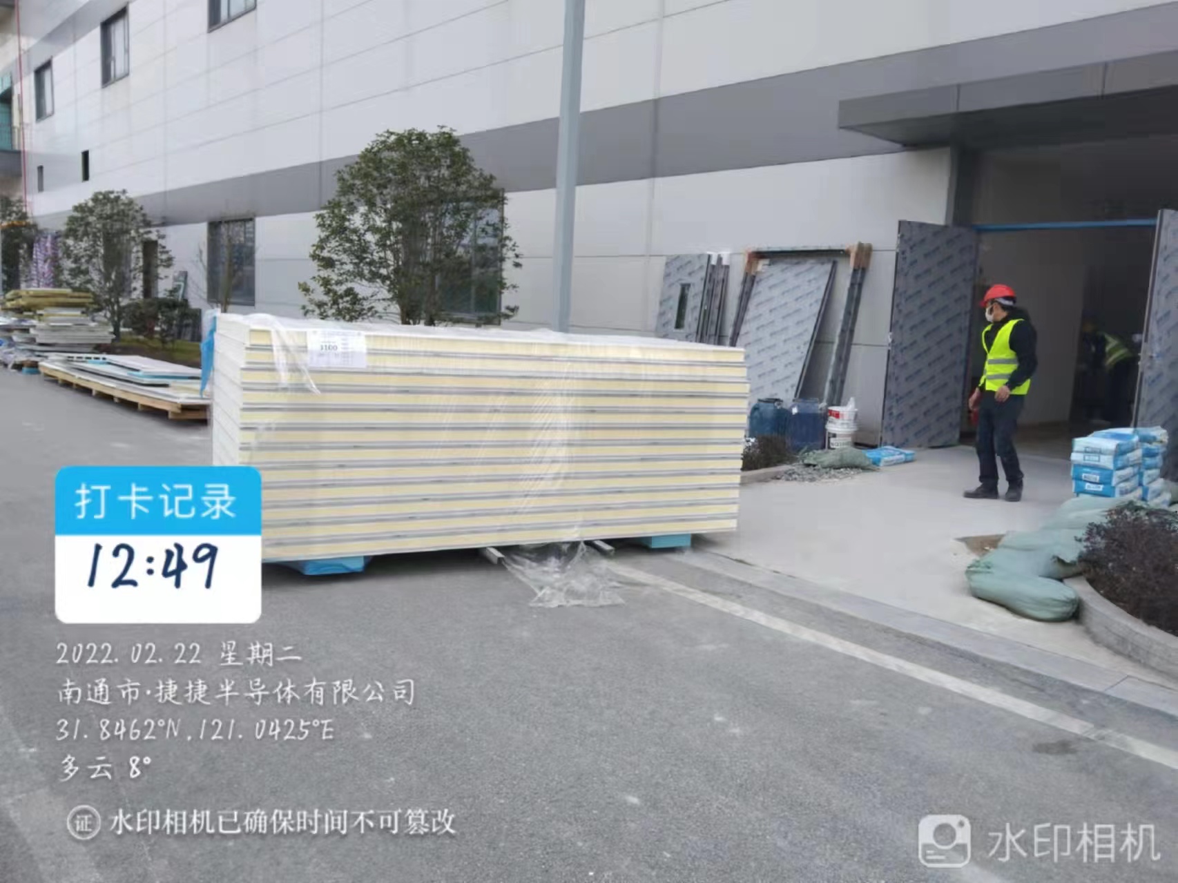 图为库板进场的时候