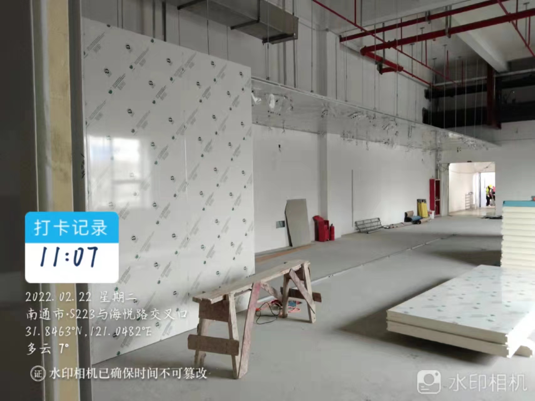 图为正在搭建库体墙板