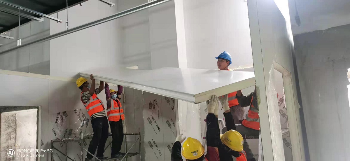 图为浩爽工人正在安装库板