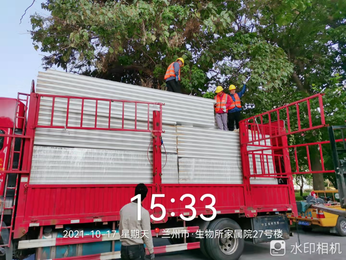 图为浩爽工人正在卸库板