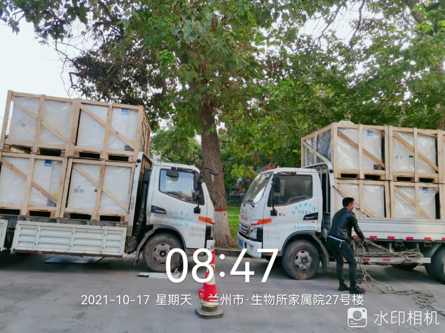图为正在卸机组