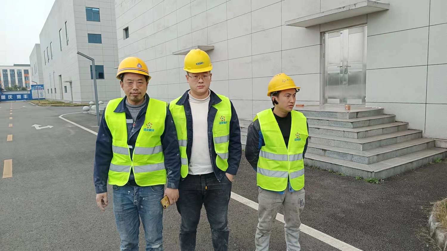 图为浩爽团队施工前合影