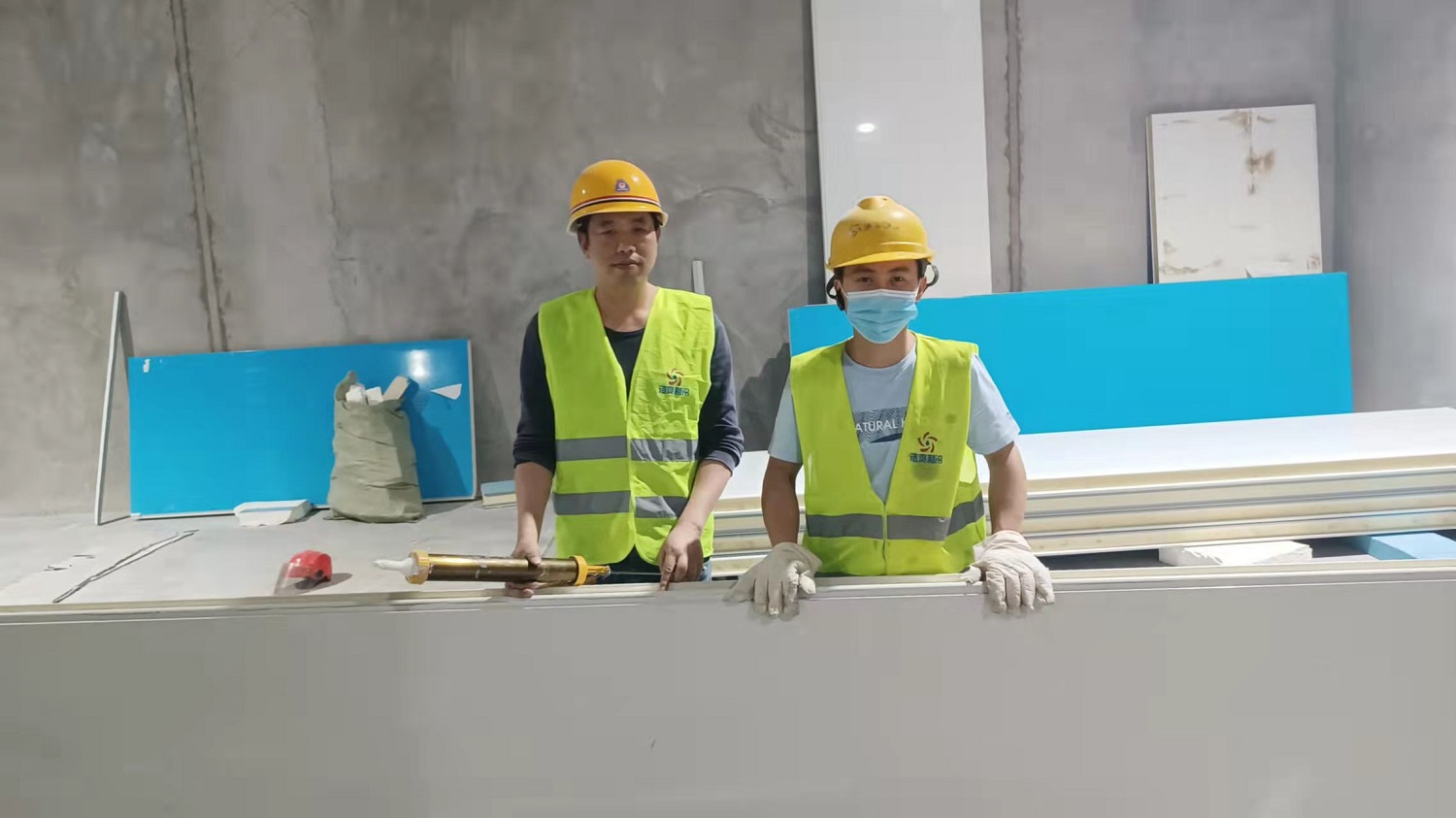 图为浩爽工人正在搭建库板