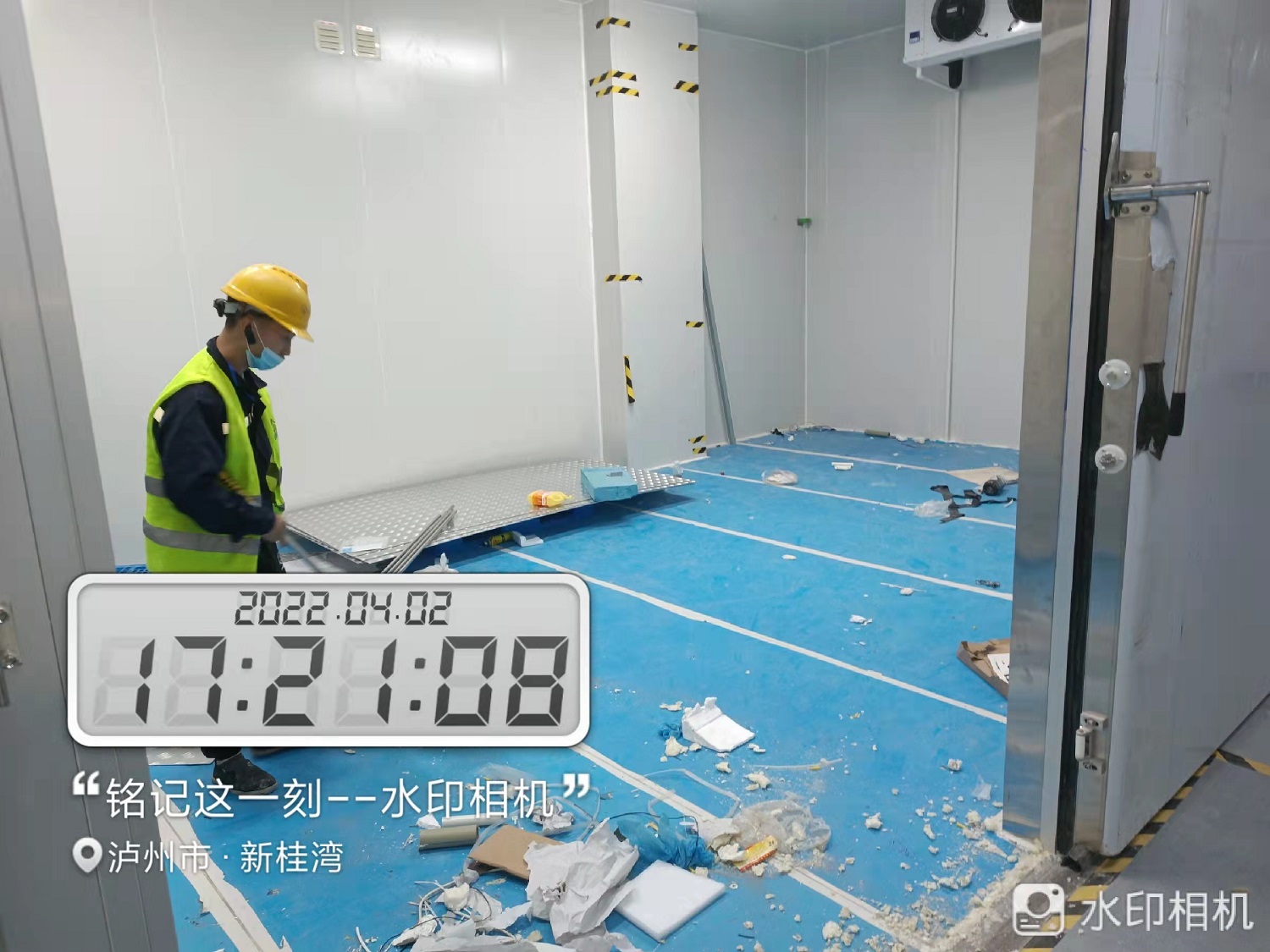 图为浩爽工人正在为地面安装防滑不锈钢板