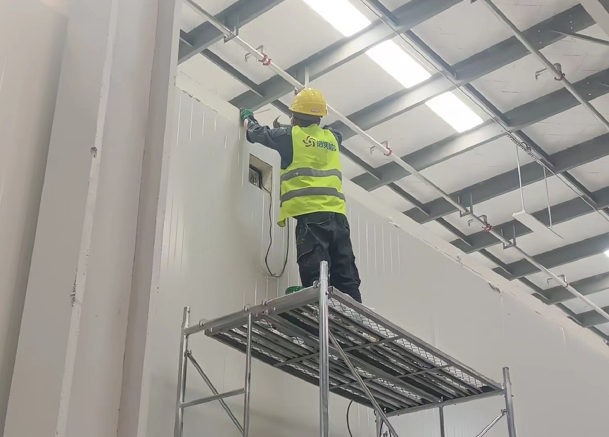 图为浩爽工人正在搭建库板