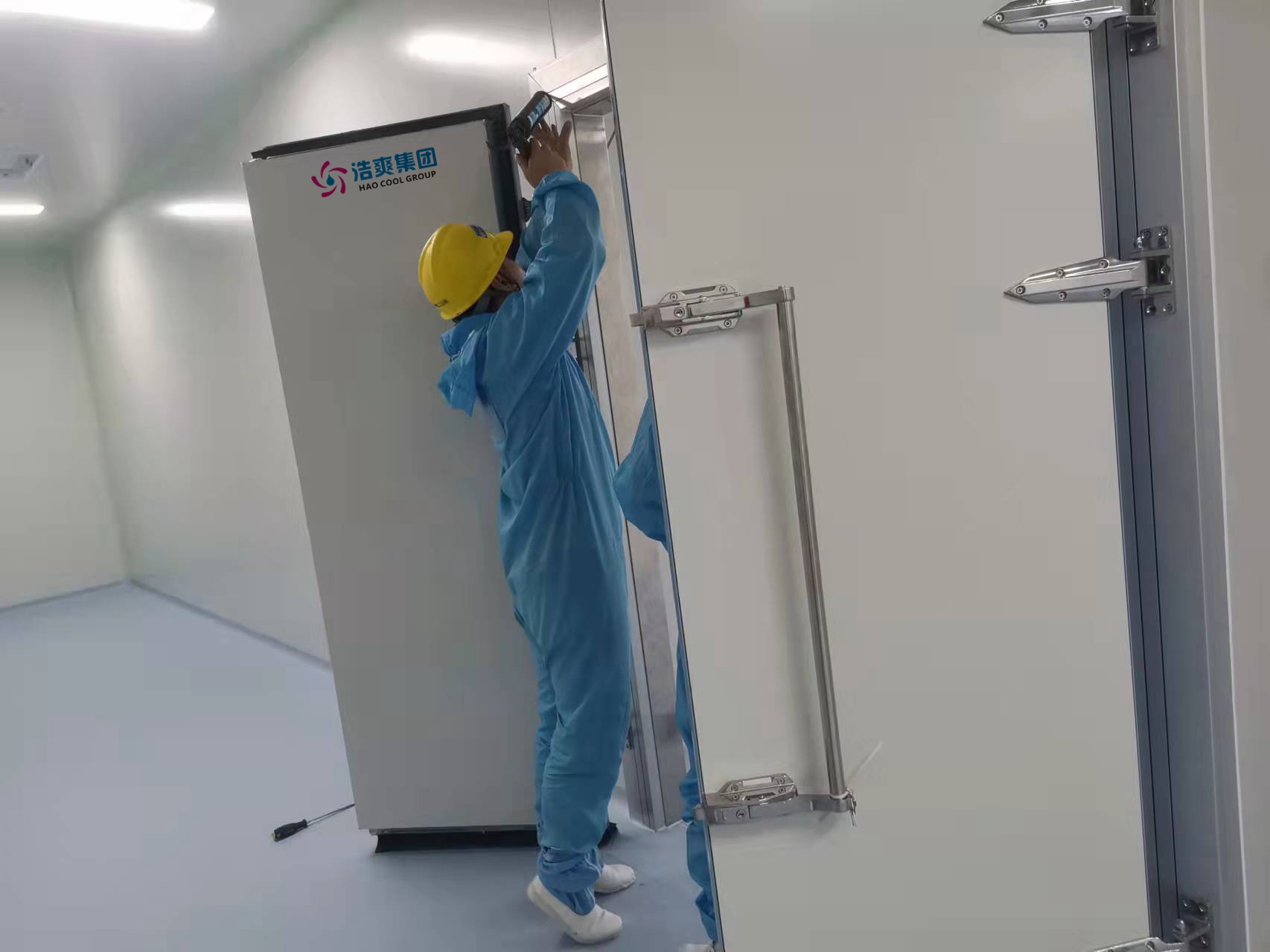 图为浩爽工人正在打胶