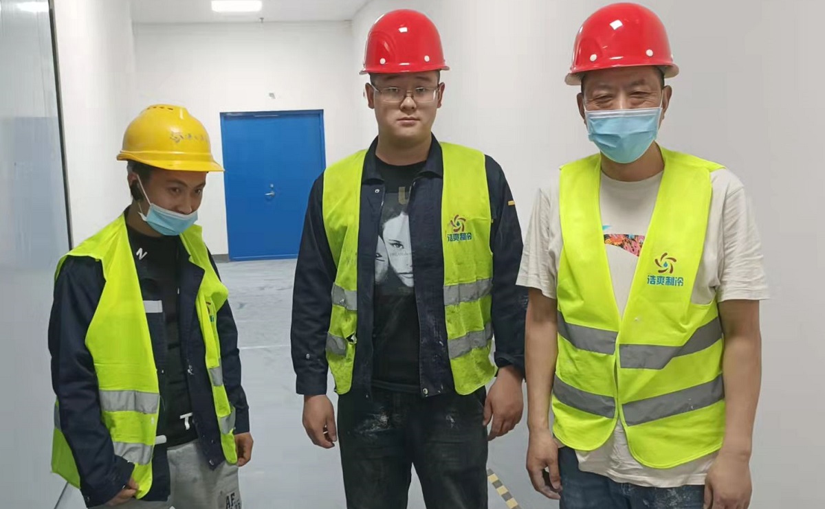 图为泸州泸县医药冷库浩爽工人施工合影