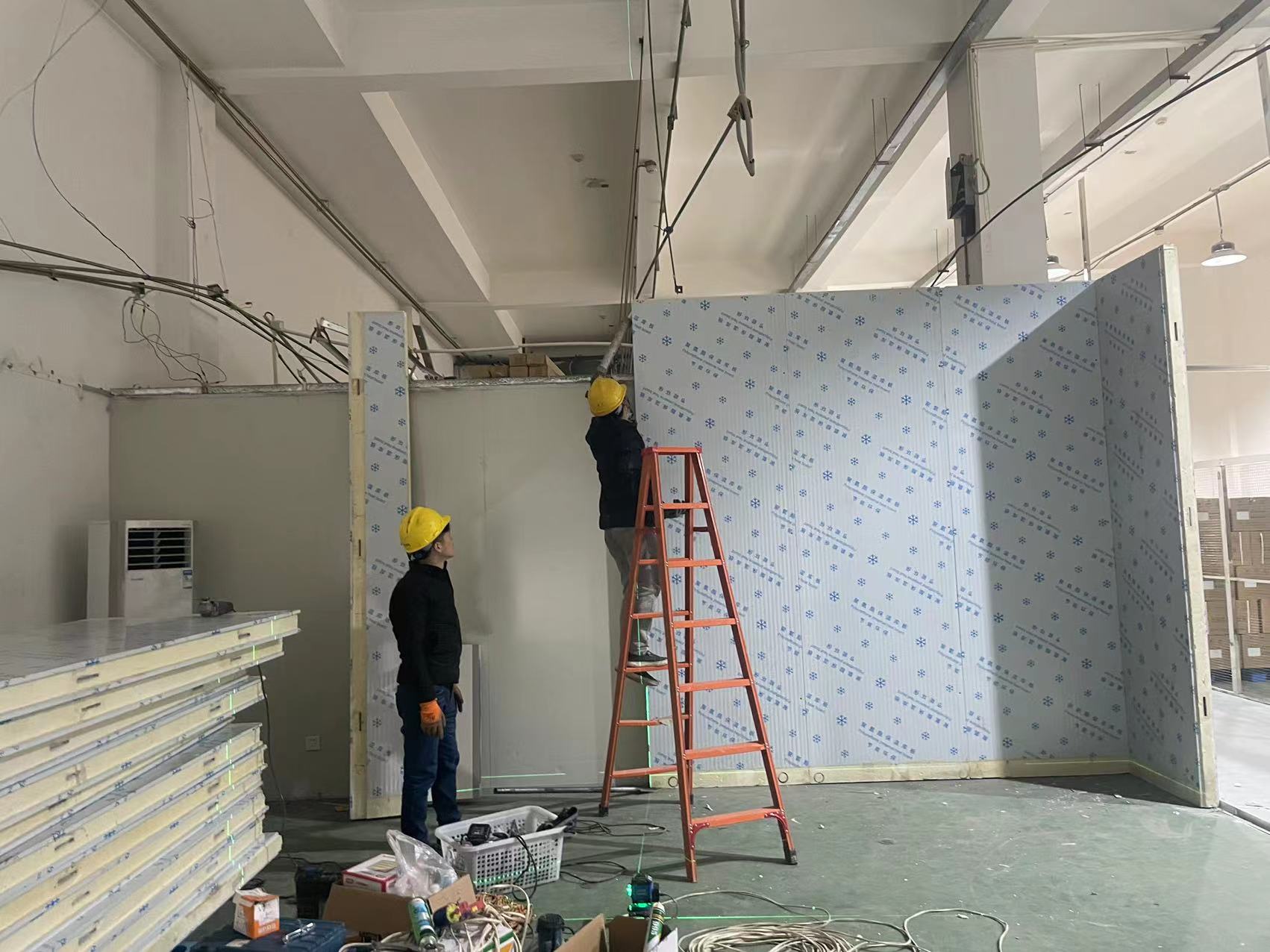 图为浩爽工人正在搭建库板