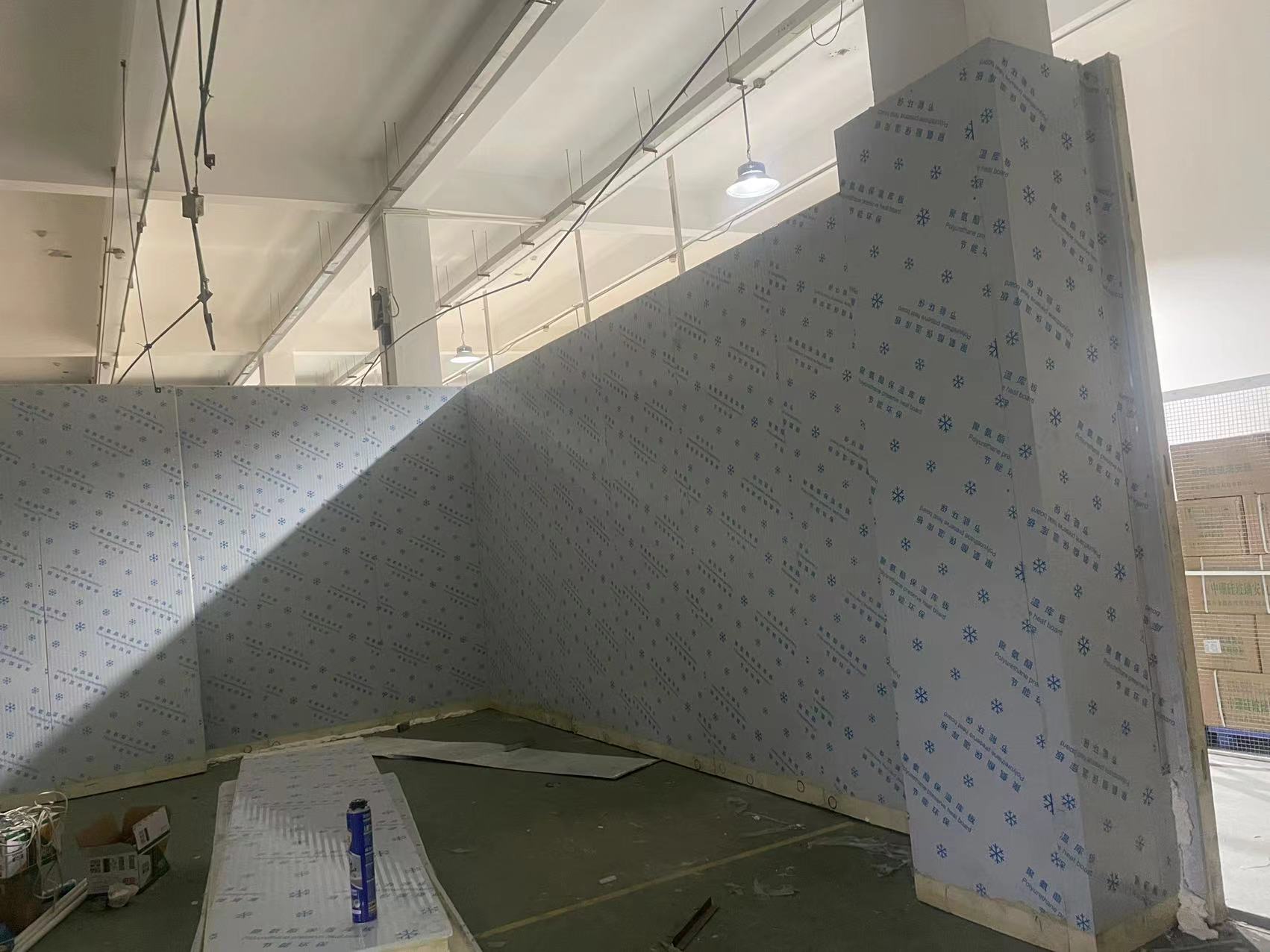 图为冷库库板搭建中