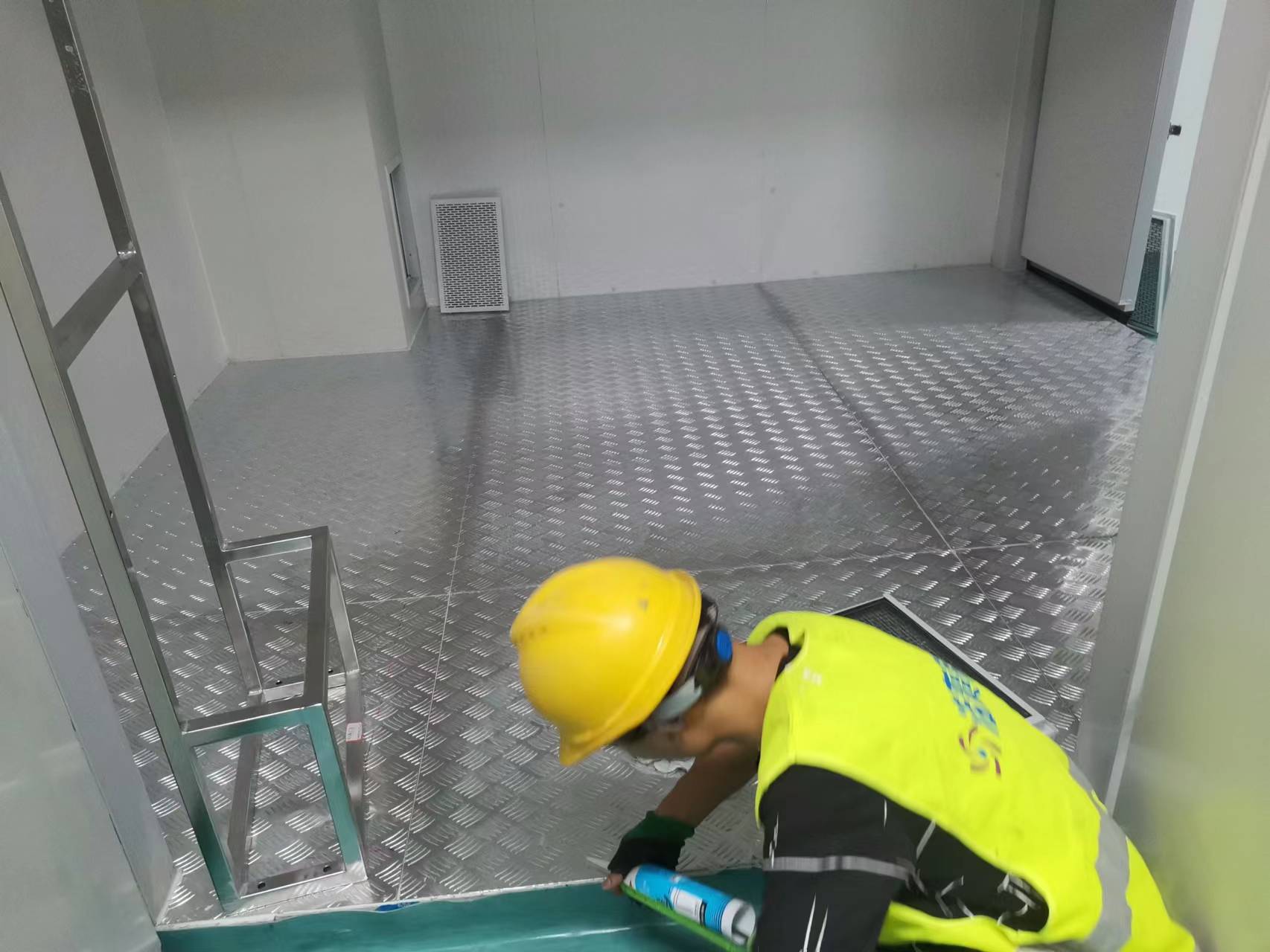图为浩爽工人正在打胶