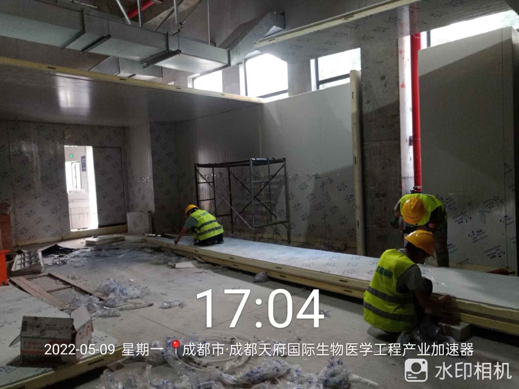 图为浩爽工人正在安装库板