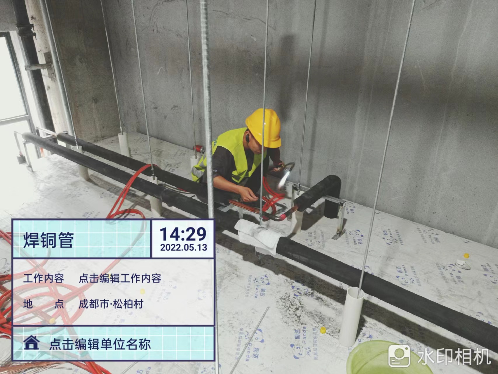 图为浩爽工人正在焊接铜管