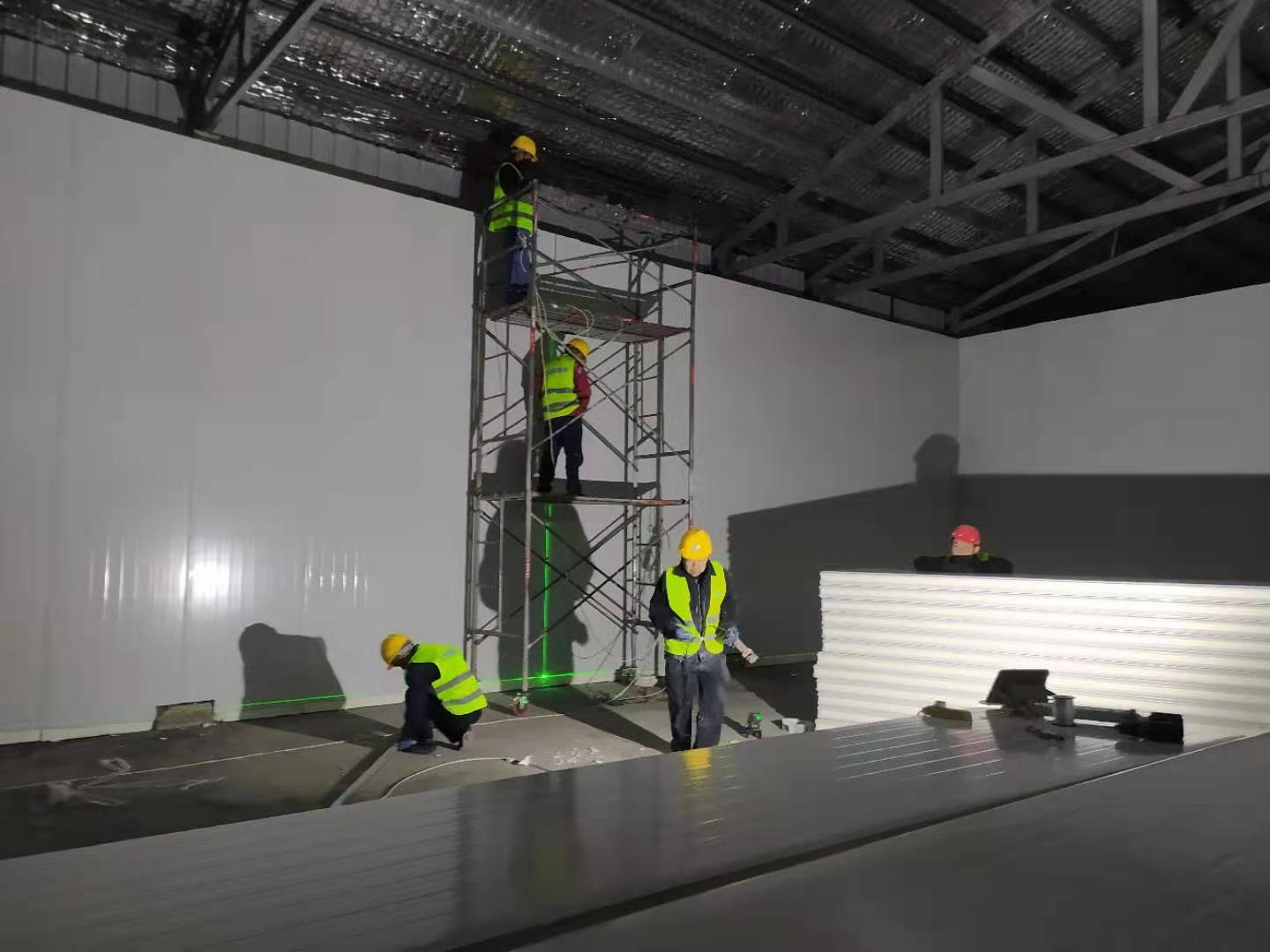 图为浩爽工人正在搭建库板